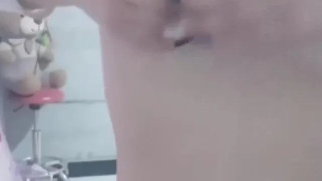 Uma jovem magra apresenta o show de incesto de seu irmão e irmã, fazendo sexo com vários homens e mulheres, dando sexo oral, é muito lascivo