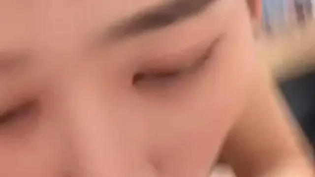 Una chica guapa con labios rojos y su amiga sexual hacen una mamada, lamen y se la follan duro por detrás. Un primer plano de ella gimiendo y jadeando es muy tentador.