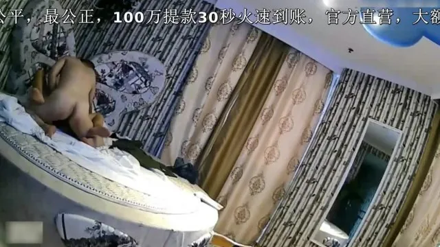 Un mec avec une coupe ras du cou a été filmé en secret en train de s'enregistrer dans une chambre avec une fille dans un hôtel. La fille était un peu réservée et s'est fait enlever ses sous-vêtements et a baisé fort.