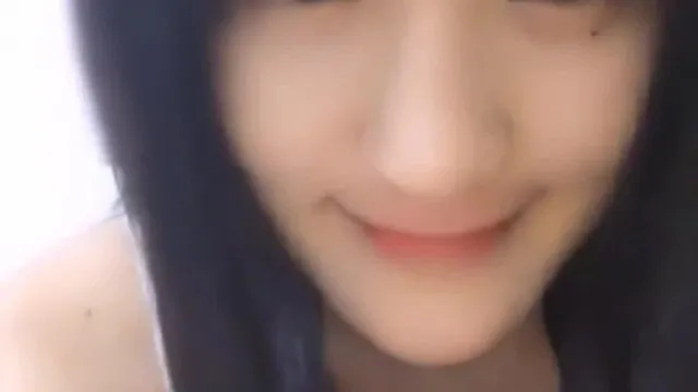 La meilleure chatte d'une belle étudiante La mignonne Xiaomi est complètement nue et sa chatte rose se doigte et se masturbe en gros plan.