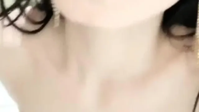 美女直播镜头前大跳热舞尺度很大身材很棒