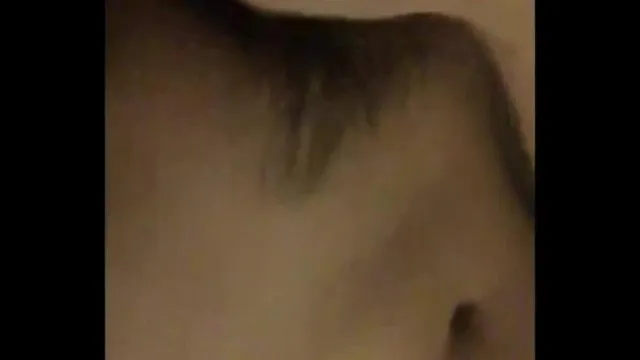 La petite salope aux gros seins prend un selfie pendant qu'elle fait l'amour. Elle gémit si doucement qu'elle a envie de jouir.