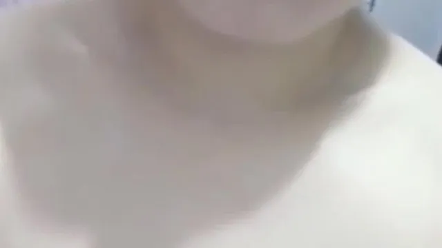 La presentadora, que parece joven, se presenta perfectamente al aire libre en la calle para seducir a un joven sin dejarle volver a casa. Lo besa apasionadamente y le saca la polla. Busca un lugar para hacerle una mamada. y lo lleva a casa para tener sexo. El diálogo es maravilloso.