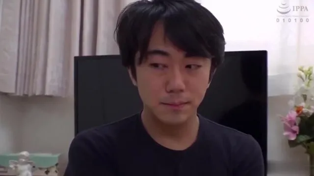 「嘿……好久不見了……」和彼此有感情的青梅竹馬躲在蒲團下，舔出汗水，秘密中出性愛
