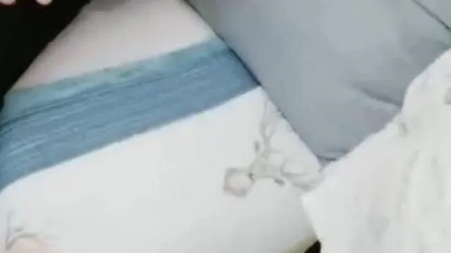Jovem solitária seduz homem da manutenção de porta em porta