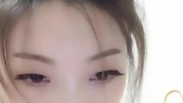 Con ojos de zorro y guarra encantadora, la joven esbelta muestra su vagina goteante, se toca y la abre luciendo seductora.