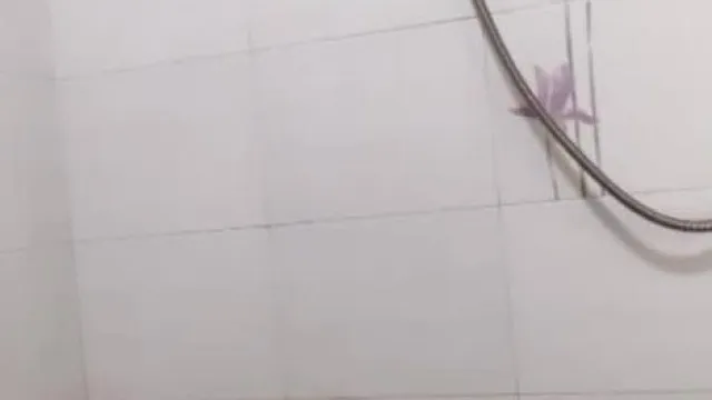 (妞妞妞妞女)美女穿白衬衫浴室洗澡