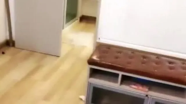 Jovencita exótica, quiere comer polla nada más entrar por la puerta, se turnan tres o cuatro pollas para follársela