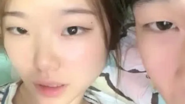 新晋00后极品嫩妹 和炮友啪啪大秀 最后口爆