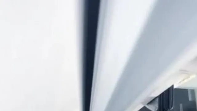 Jupe sexy qui serre les fesses et fille aux gros seins en blanc se touche de manière séduisante