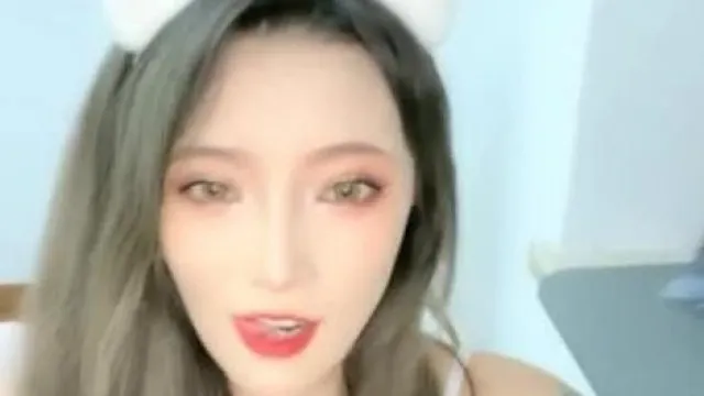 (人間水密桃)性感刺青美女穿著透明蕾絲內衣自慰