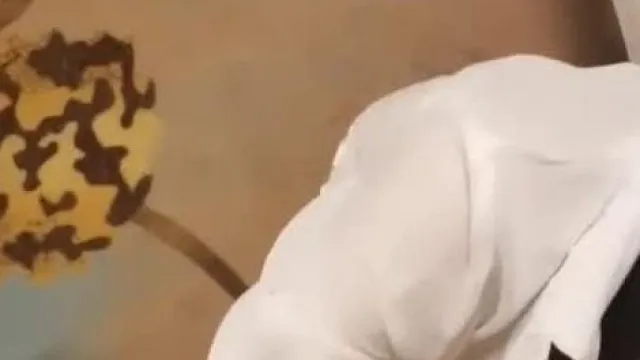 孩子刚满月的少妇,乳汁喷射