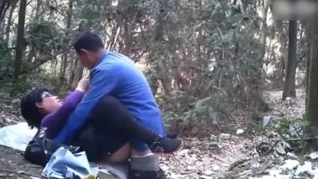 正港老汉推车！阿公阿骂果然吸了芬多“精”一把年纪还硬挺无比：连导游都骑上去