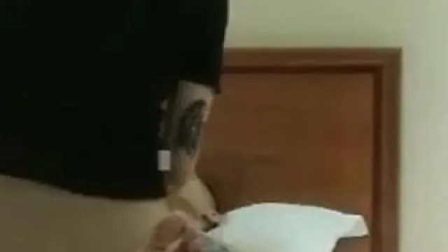 La mujer madura tatuada es tan buena en la cama, gimiendo y jadeando que Miles de personas matan a los lujuriosos no pueden soportar detenerse. ¡Solo después del agotamiento de las fuerzas físicas está dispuesta a dejarla ir!