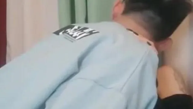 小穴准备好了！按摩棒震动让穴持续放松！