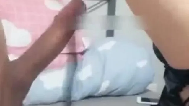 饥渴妹妹直接往温热的肉棒坐上去