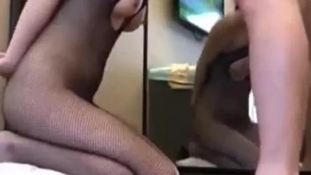 跪地舔屌屌~深喉嚨到快吐了~