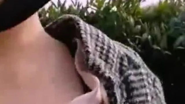 刚刚好像被他看到了 很敢的大奶妹公园露出自摸:好痒哦