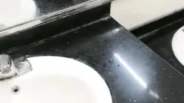 嫩妹深夜睡不著，找小男友到女廁激烈啪啪啪！打掃阿姨不會進來吧？