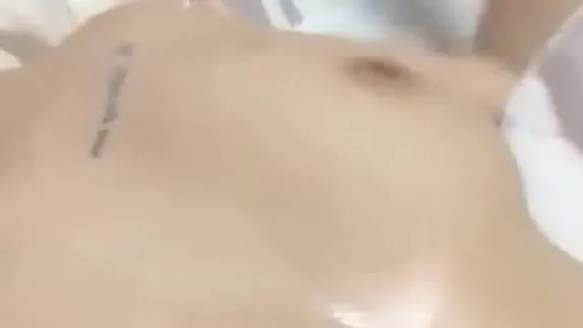 美女主播勾搭完公园保安又去脱光衣服勾引盲人按摩师