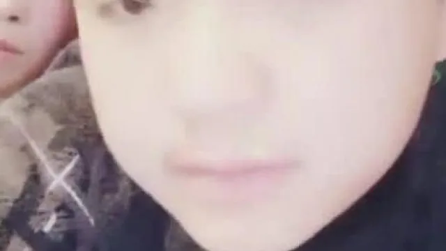 老铁小胖与坐台小姐的约会~边唱歌边吹吹~一手握麦克风~一手握麦克风~另一手握著大屌