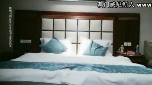 La vidéo secrète de la connexion de frère Xiaoshu a été divulguée ~ Le frère a fait rire l'étudiante à temps partiel ~ Mais la sœur n'a joué qu'à moitié en costume, alors enfilez le pantalon ouvert préparé pour augmenter le plaisir !