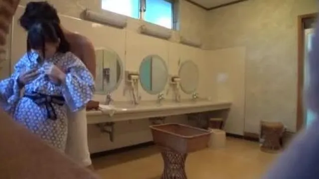 ¡Una pareja que vino a una fuente termal de baño mixto es llevada a dormir en un programa falso! Un final de creampie que vierte su semilla en una hermosa chica pura y apretada con ojos redondos, y su novio está enamorado de ella jajaja.