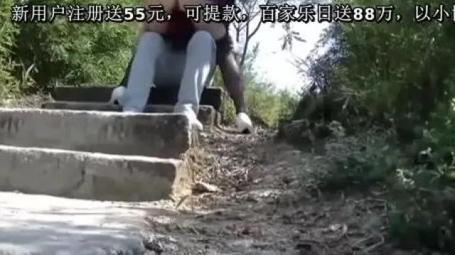 长发丝袜妹子与男伴的野炮体验，翘臀、雪乳全都露，激情站立背后式干无套中出