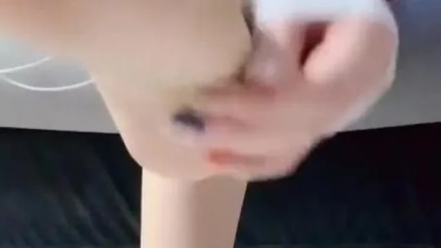 北北學姐 腳控福利 紅色指甲油穿絲襪，把雞巴塞在足弓和鞋之間的縫隙裏抽插，射在鞋子裏好不好