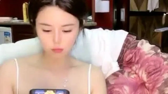 極品美顔蜂腰巨乳 女朋友來了 牛奶濕身誘惑 女朋友來了