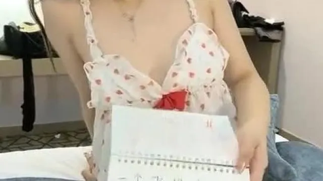 Benefícios da âncora: Uma noite de lascívia com uma linda menina de 3 anos, [mamãe e papai treinam a filha] lambendo pés, pingando cera, 3P, fazendo xixi, ligando para o papai, lascivo e excitante.8.