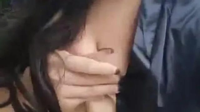 La belle jeune mannequin aux beaux seins Meng Fan se connecte avec un fan et fait l'amour avec un fan en plein air alors qu'elle est complètement nue au bord de la route à la campagne, il y a des passants qui passent, donc ce n'est pas trop excitant de la baiser.