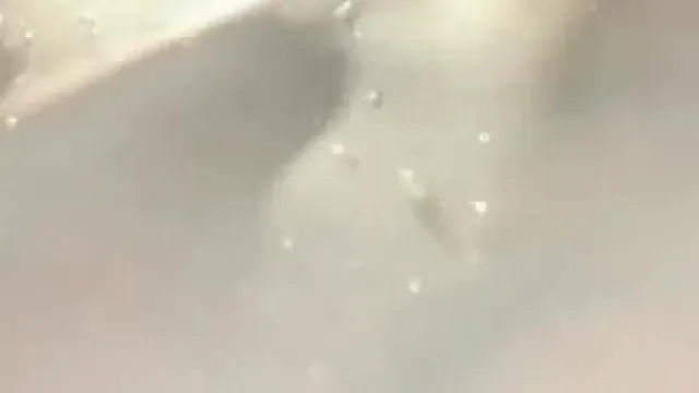 Une fille douce, mince et mignonne se masturbe et fait l'amour avec son partenaire sexuel, fait une pipe, monte dessus et prend une douche dans la salle de bain, ce qui est très séduisant