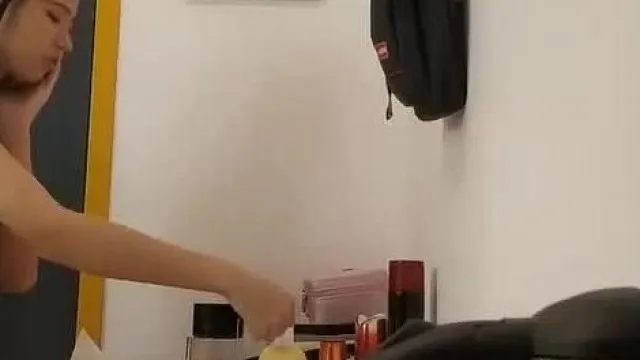萌妹妹長相清純甜美妹子自摸啪啪，脫光光椅子上掰穴特寫抽插後入猛操