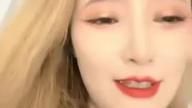 主播福利 人間水蜜桃妖豔黃發妹子道具自慰，開檔黑絲大黑牛震動近距離特寫