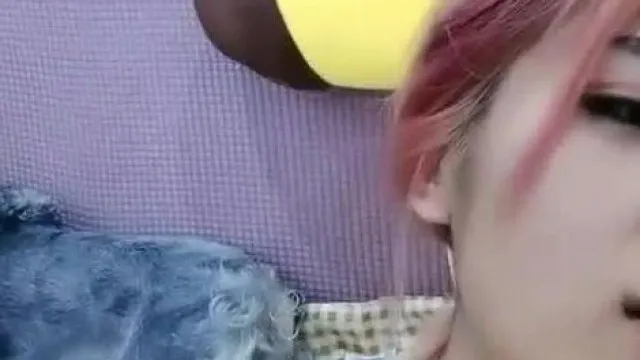 主播福利 人美嘴甜那多好兩個嫩妹子刮毛自慰，抹上潤滑油特寫大黑牛震動非常誘人