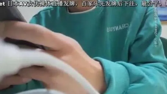 【素人ジャングル】年老いた売春婦がイケメンの女の子とソファでセックスする約束をし、彼女のお尻を舐めたり、激しくファックしたりした。
