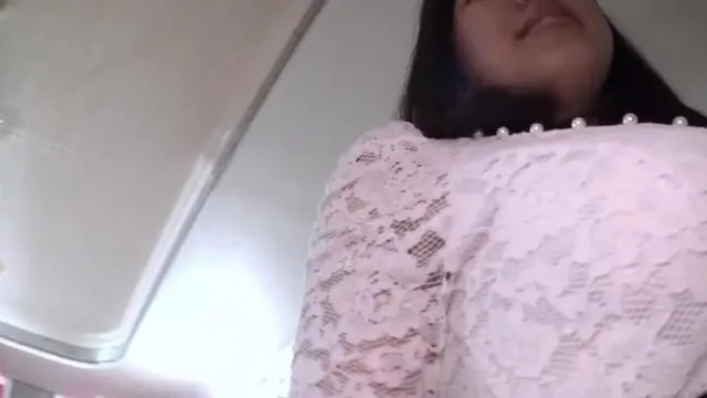 Menina frustrada chupando pau