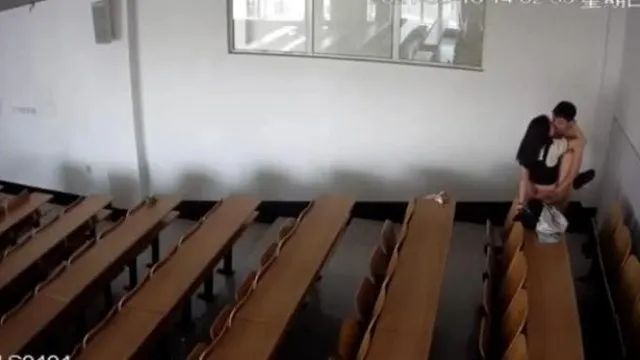 [黑龍江科大] 男女學生在教室做愛 完整版12分鐘 男的艹完就走都不知道安慰一下人家