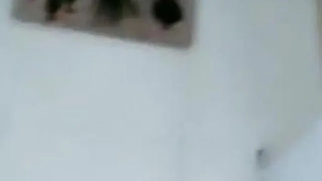 Le jeune homme est allé lui rendre visite chez sa marraine. Il a rencontré sa marraine alors qu'elle prenait une douche et changeait de vêtements, il n'a pas pu le supporter et l'a forcé à la baiser.
