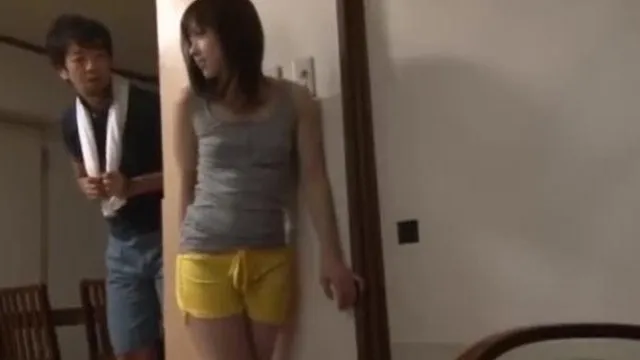 J'aime le plus la bite de mon frère. Quand ma mère ne fait pas attention, j'ai tout de suite des relations sexuelles intenses avec mon frère.