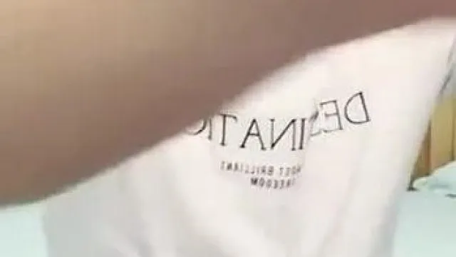 A bela modelo de carro de nível deusa é tão sedutora e depravada que fode apaixonadamente seu parceiro sexual sem camisinha. Ela quer soprar na boca e gozar na boca.