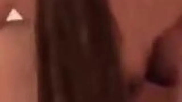 Je fais cocu mon mari. Je fais l'amour à mon mari au téléphone en même temps. Après avoir raccroché, je crie de manière obscène.