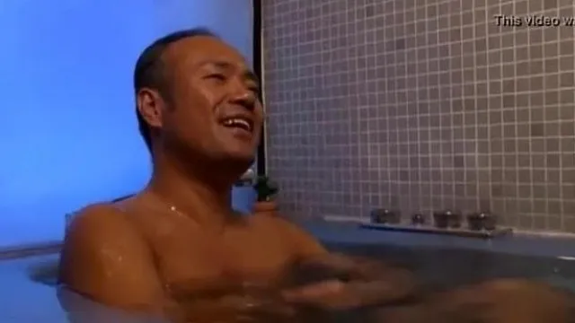 懷孕中的媳婦還是充滿了性需求，只好讓公公來滿足