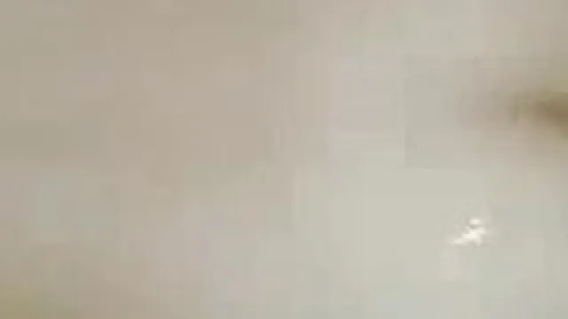 As melhores irmãs jovens modelos fazem sexo duplo sem camisinha e têm seus buracos rosados ​​fodidos com suco branco, não sei qual foi ejaculado dentro.