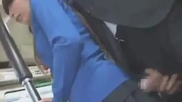 Um maluco viu uma garota bonita no ônibus e não pôde deixar de esfregá-la com meu pau grande.