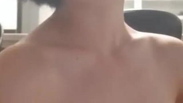 日本平乳少女探索身體