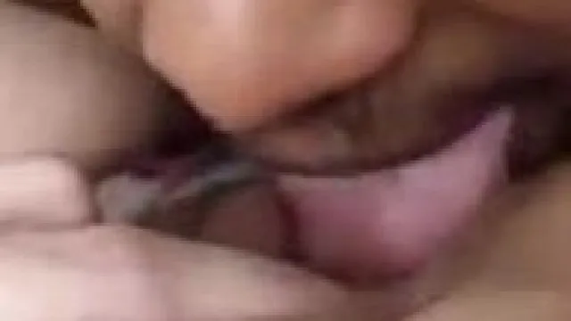 A la chica tetona con pechos grandes le gusta el sexo intenso, incluso si no usa la fuerza en absoluto.