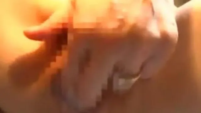 為了幫助身體不舒服的岳母 只好用愛撫和肉棒讓她舒服點