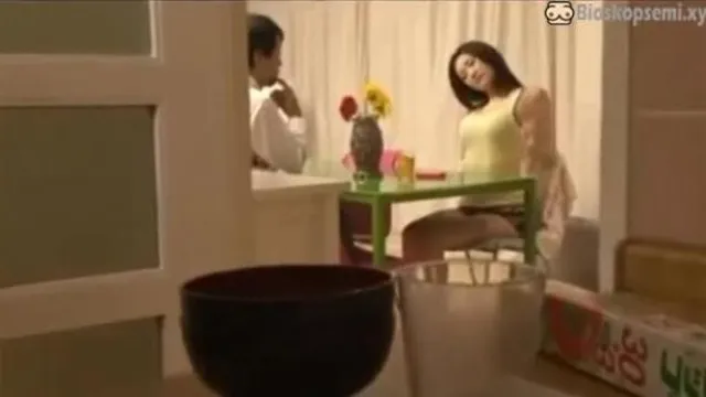 女友的姐姐來我們家住幾天，看著熟睡的她忍不住對她下手
